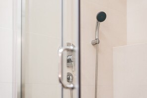 Douche, séchoir à cheveux, serviettes fournies, savon