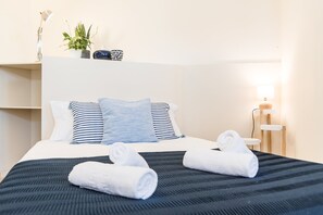 2 bedrooms, desk, Internet, bed sheets