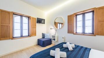 2 bedrooms, desk, internet, bed sheets