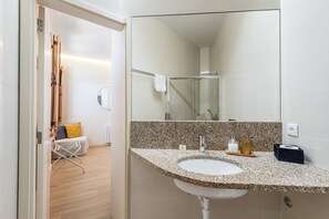 Douche, sèche-cheveux, serviettes fournies, savon