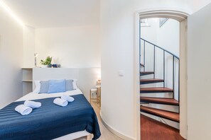 2 bedrooms, desk, Internet, bed sheets