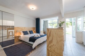 Desk, Internet, bed sheets - GuestReady - Sunny patio paradise in Porto (Porto)