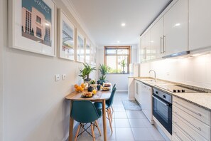 Fridge, microwave, oven, stovetop - GuestReady - Charming Cozy Getaway in Porto (Porto)