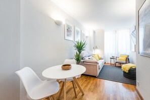 TV - GuestReady - Charming Cozy Getaway in Porto (Porto)