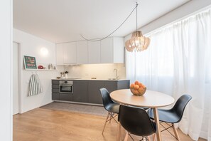 Microwave, oven, stovetop, coffee/tea maker - GuestReady - Chic and cozy getaway (Porto)