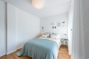 2 bedrooms, desk, free internet, bed sheets