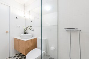 Dusche, Haartrockner, Handtücher, Seife