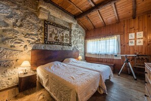 4 quartos, escrivaninha, acesso à internet, roupa de cama