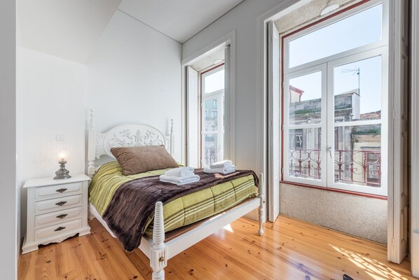 Desk, Internet, bed sheets