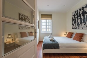 3 bedrooms, desk, Internet, bed sheets