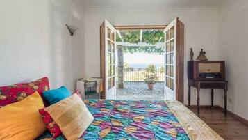 4 bedrooms, desk, internet, bed sheets