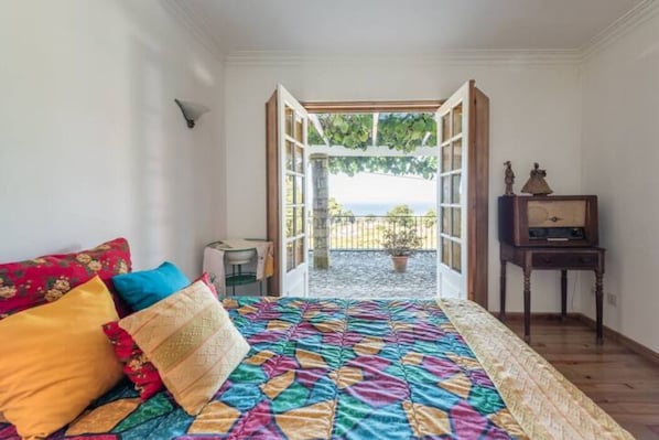 4 bedrooms, desk, Internet, bed sheets