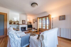 TV, fireplace - GuestReady -  Cabanelas Beach & Pool (Caminha)