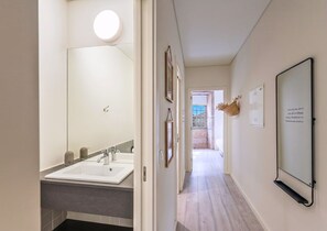 Douche, séchoir à cheveux, serviettes fournies