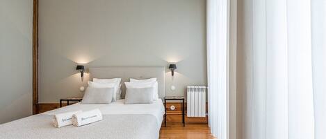 1 bedroom, desk, internet, bed sheets