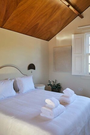 1 bedroom, desk, Internet, bed sheets