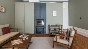 Un salon avec un canapé, une table basse et une cheminée.