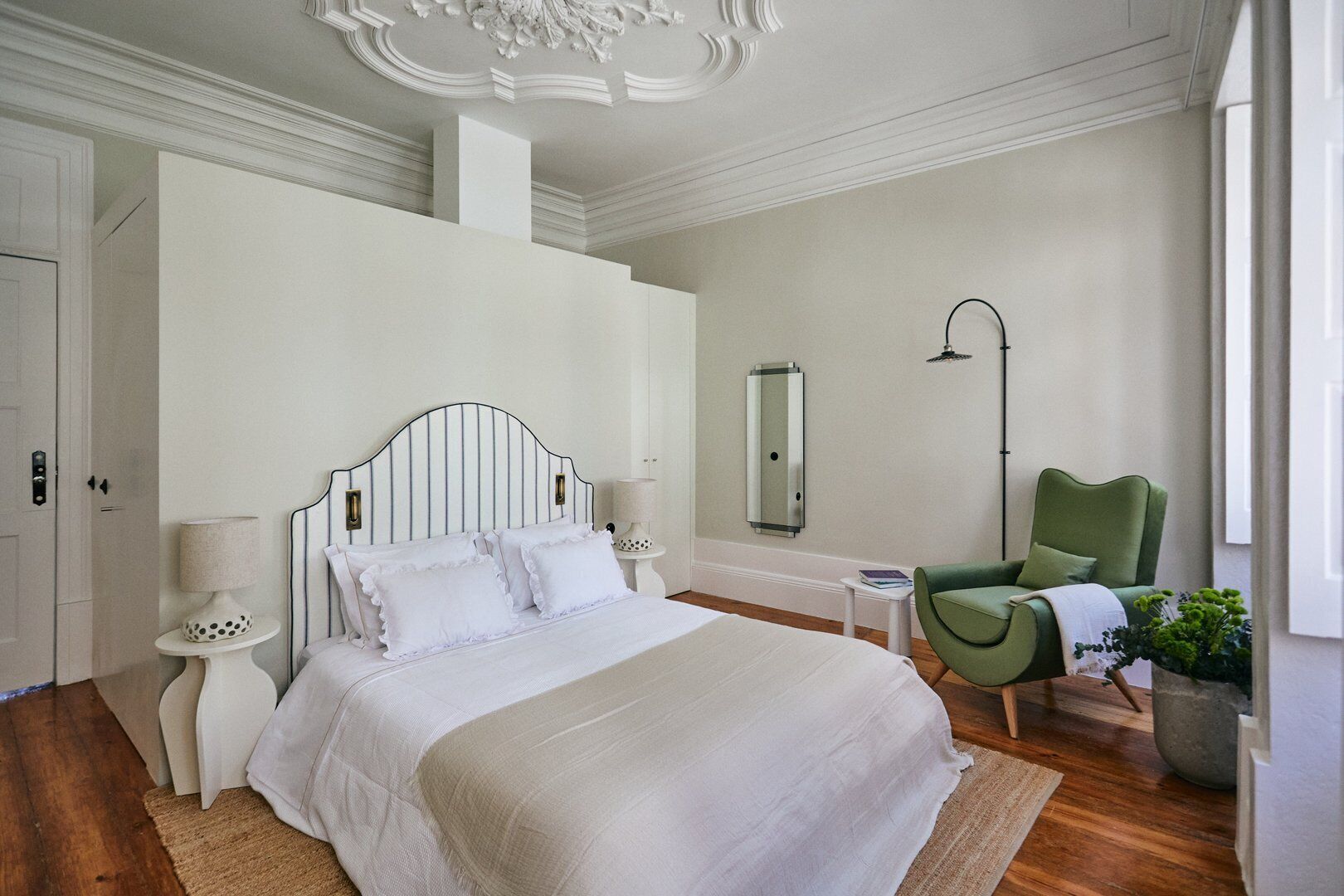 1 bedroom, desk, internet, bed sheets