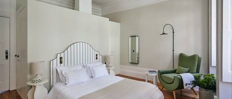 1 bedroom, desk, internet, bed sheets