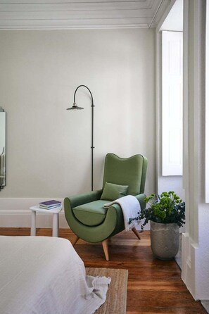 1 quarto, escrivaninha, acesso à internet, roupa de cama