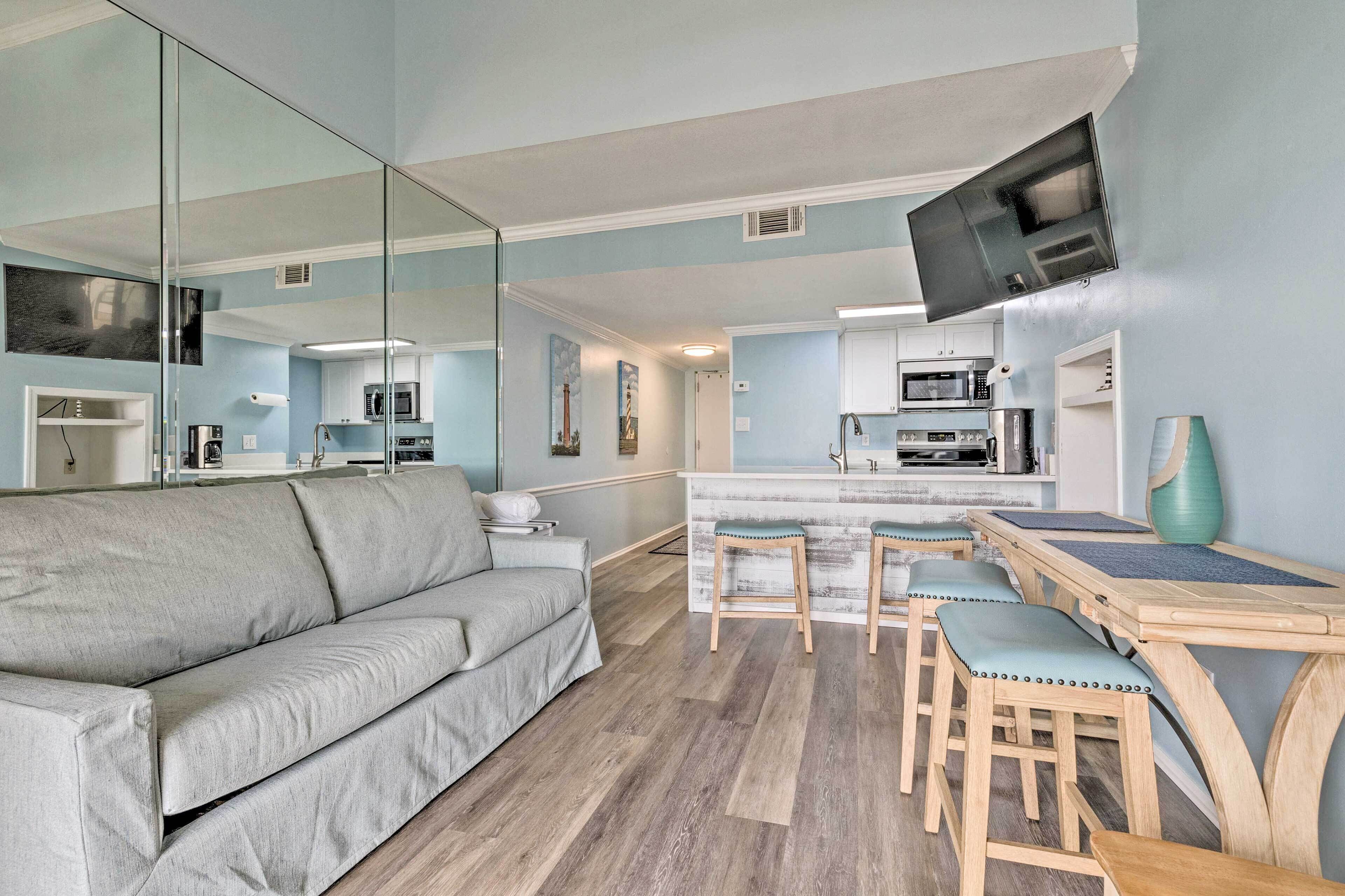 Cozy Coastal Orange Beach Condo w/ Balcony!