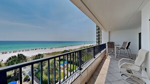 Un balcone con vista sulla spiaggia e sull'oceano.