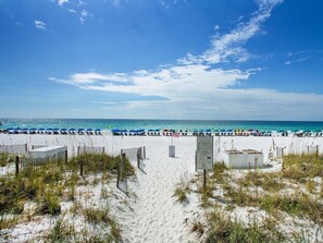 On the beach - Breakers East 404 | 2BD/2BA | Pool, Tennis/Pickleball, Prime Location + More (Destin)