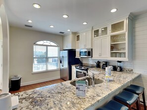 Kylskåp, mikrovågsugn, ugn och spishäll