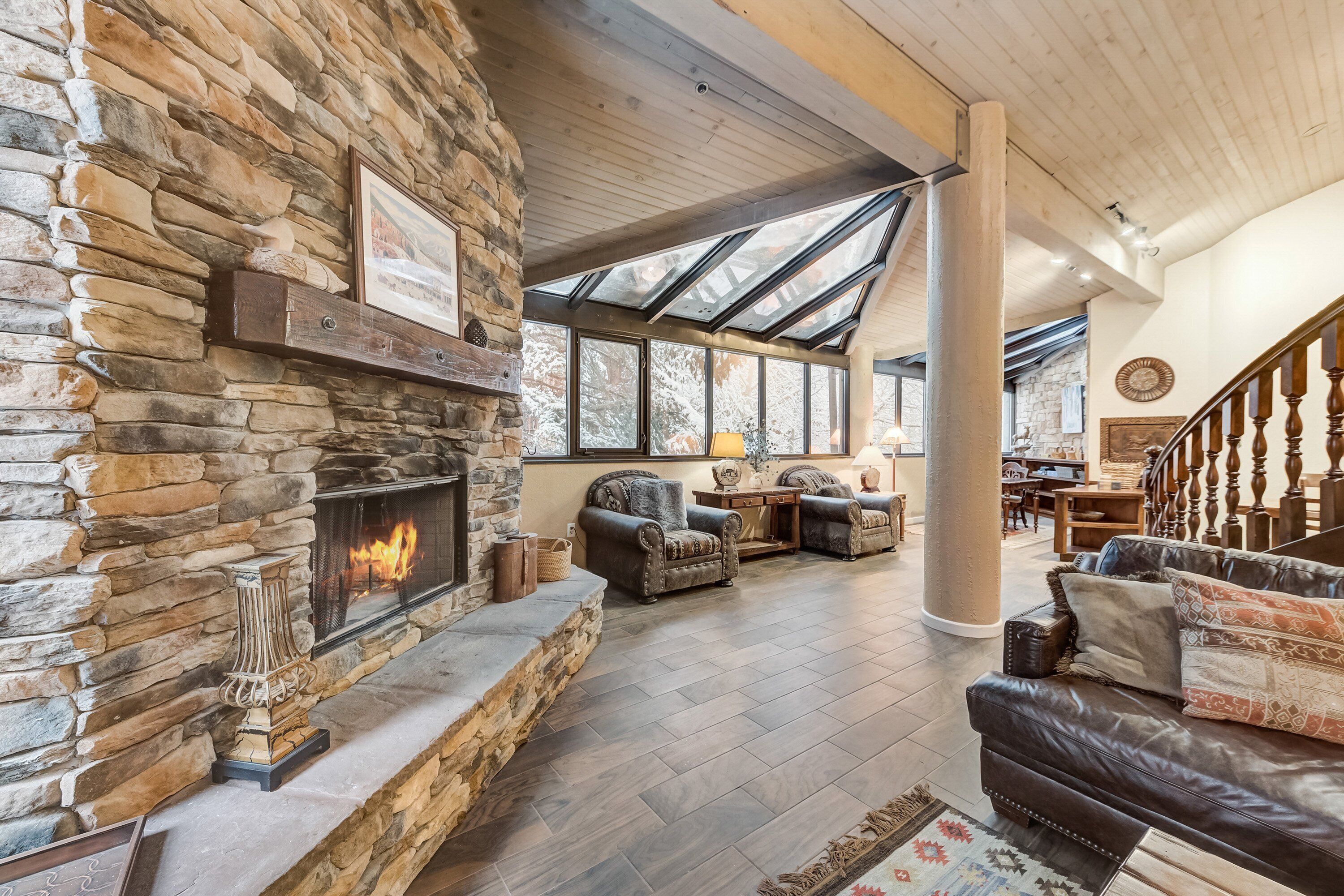 Smart TV, lareira, DVD player