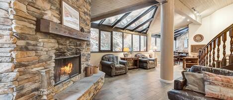 スマートテレビ、暖炉、DVD プレーヤー