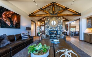 Een televisie, een open haard en een stereo