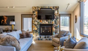 Een televisie, een open haard en een stereo