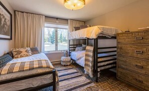 5 bedrooms, iron/ironing board, WiFi, bed sheets