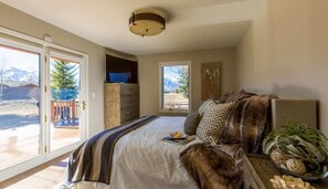 5 bedrooms, iron/ironing board, WiFi, bed sheets