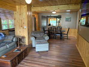 Smart-TV, Kamin, Bücher, Arbeitsbereiche