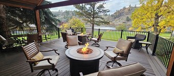 6+ bedrooms, 3 bathrooms, Sauna, Hot tub! excellent flyfishing on the Mighty Mo!