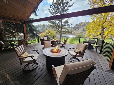 6+ bedrooms, 3 bathrooms, Sauna, Hot tub! excellent flyfishing on the Mighty Mo!