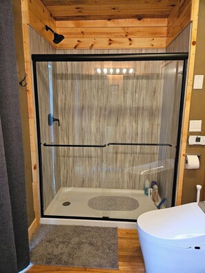 Ensemble baignoire-douche, séchoir à cheveux, bidet, serviettes fournies