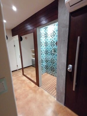 Bruser, hårtørrer, håndklæder, Sæbe