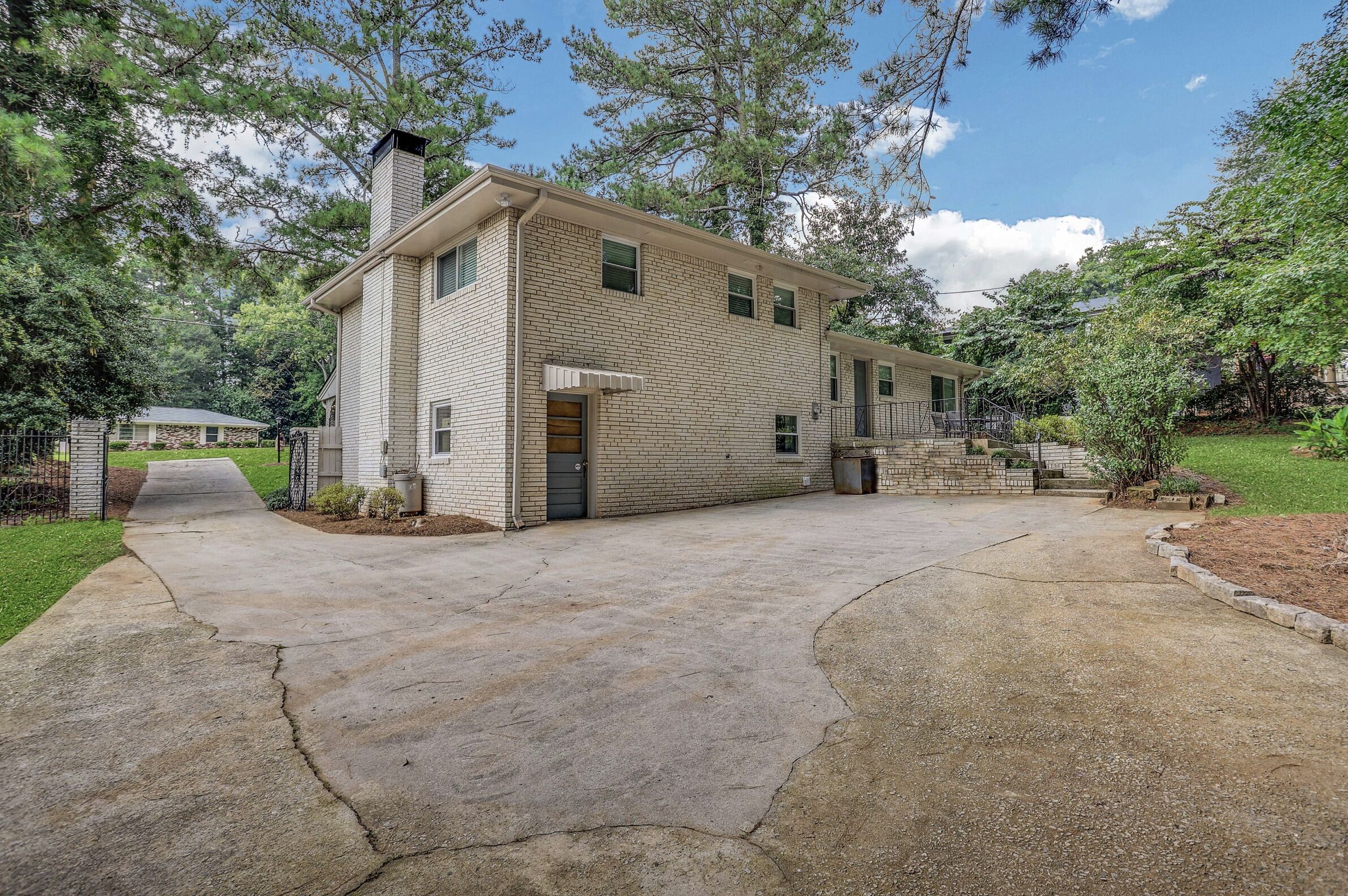 Totally remodeled, minute to I-285, close to Atlanta, no booking fee