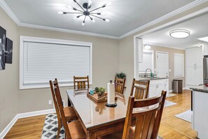 Dining - Renovated, Comtemporary Safe Quiet Minute to I-285, Close to Atlanta (Decatur)