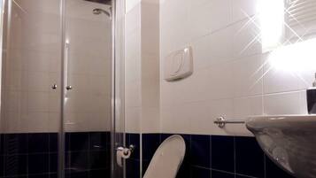 Dusche, Haartrockner, Bidet, HandtĂŒcher