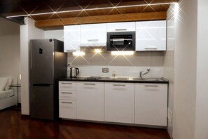 Fridge, microwave, dishwasher, coffee/tea maker