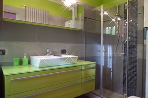 Ducha, secador de pelo, bidet, toallas