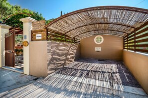 Property grounds - Villa Kadith: Renovated, pool, near beach, A/C, WiFi, Parking (Agios Gordios)