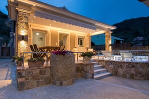 Outdoor dining - Villa Kadith: Renovated, pool, near beach, A/C, WiFi, Parking (Agios Gordios)