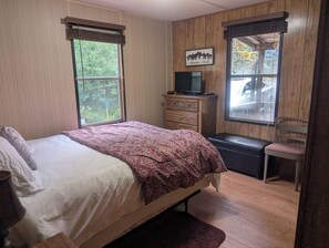 3 bedrooms, desk, iron/ironing board, free WiFi