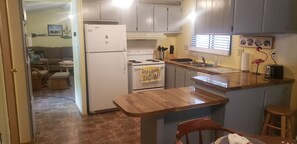 Microondas, lavavajillas, cafetera o tetera y utensilios de cocina