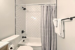 Duschwanne, Handtücher, Toilettenpapier