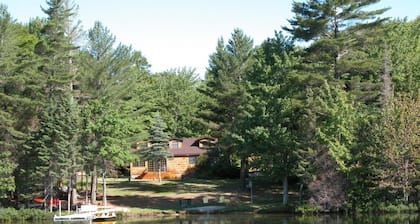 Quiet year round lake home, swimming/fishing, near Pictured Rocks, trail access